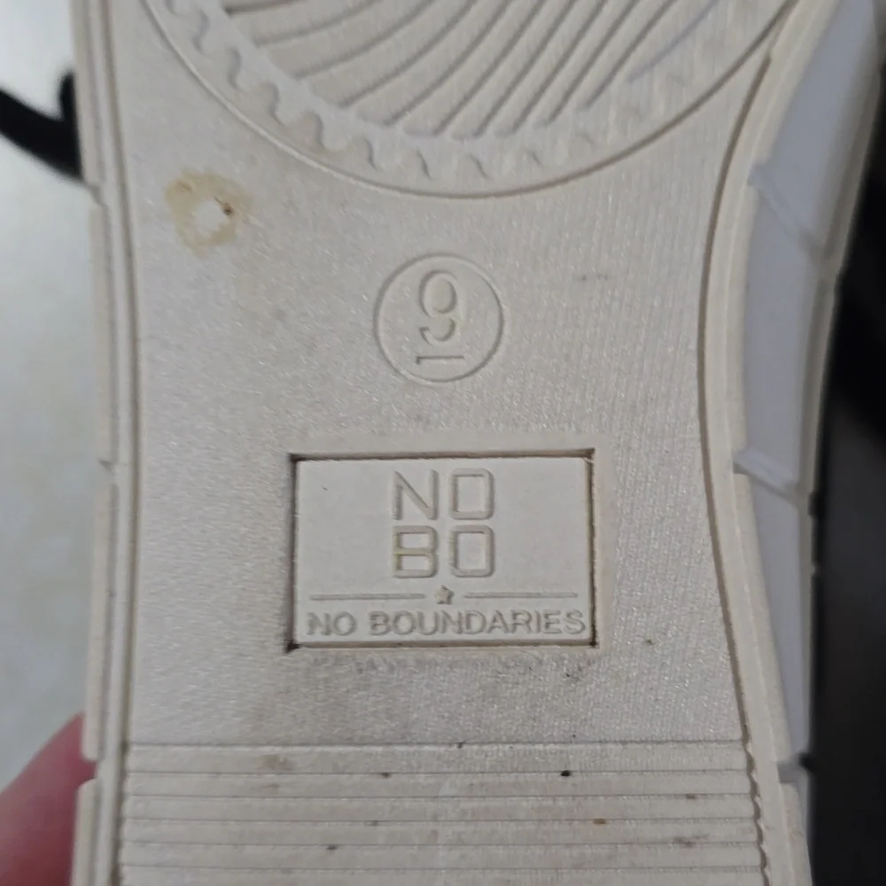 No Boundaries comfortable sneakers